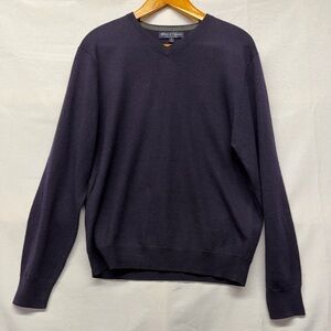Davis & Squire Extra Fine Merino Wool V-Neck Pullover Sweater in navy blue